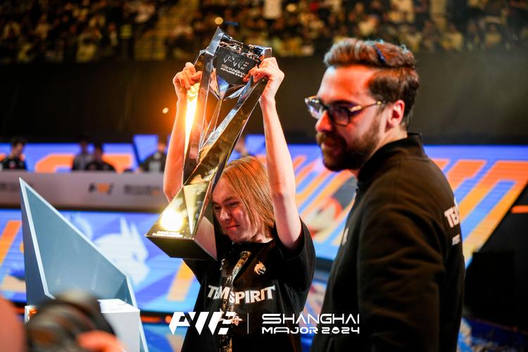 Assum：Baolan人很好，他会提醒我们要回城和买真眼